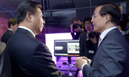 Xi (left) talks to Prof Guang-Zhong Yang at Imperial College London