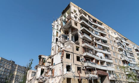 ساختمان مسکونی در دنیپرو که توسط موشک روسی ویران شد.  ده ها نفر از جمله کودکان کشته شدند.