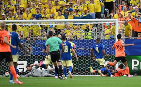 Brian Brobbey makes it 2-0 in a blistering start for the Netherlands.