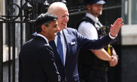 Joe Biden and Rishi Sunak at the door of 10 Downing Street.