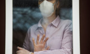 Η υπάλληλος της πτήσης Gabrielle Wilson φωτογραφίζεται στο σπίτι της στο Τορόντο, όπου παραμένει υπό καραντίνα μετά από θετική δοκιμή για το Covid-19.