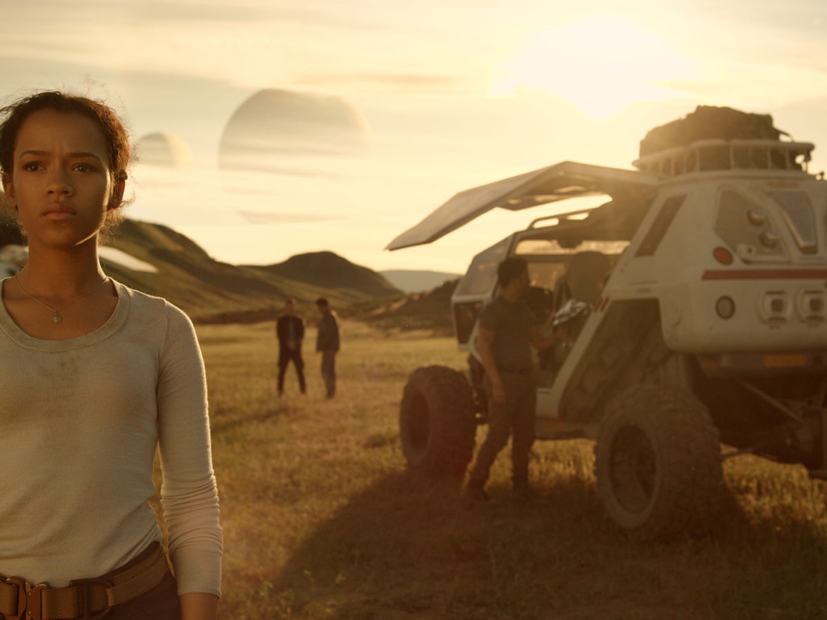 Lost In Space Review Netflix S Sci Fi Reboot Takes A Small Step