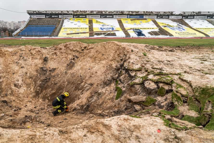 На стадионе продолжаются работы по вывозу мусора.