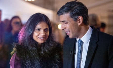 British Prime Minister Rishi Sunak and his wife Akshata Murthy meet business owners at a Christmas market in Downing Street in London, Britain, 30 November 2022