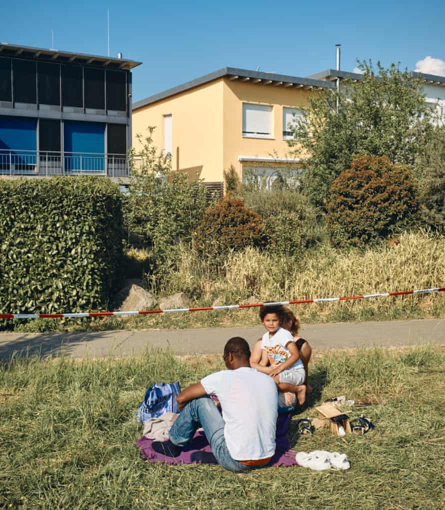 Réunion de famille séparée à la bande de la barrière, Riehen, 25 avril