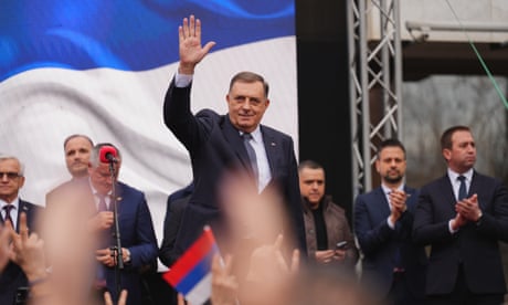 Predsjednik Republike Srpske Milorad Dodik maše svojim pristalicama u Banja Luci, u Bosni i Hercegovini