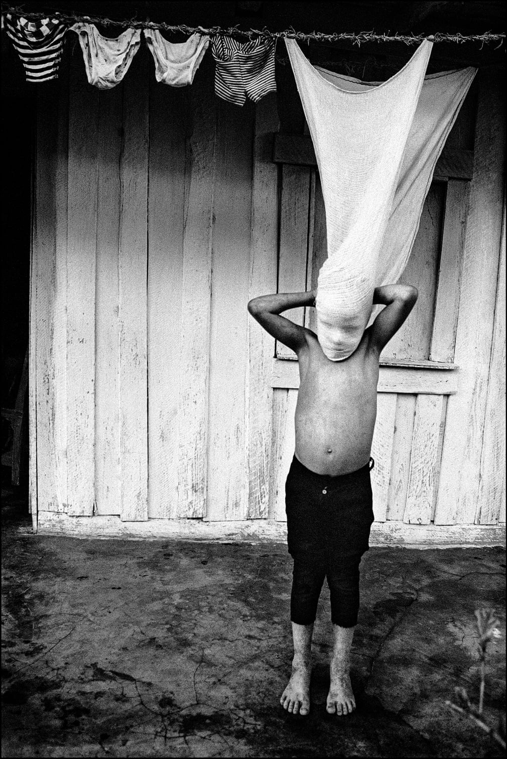 VINALES. Leonardo Padura Fuentes schreibt: "Alle zeigen sich so, wie sie sind, setzen sich - unbewusst - dem Blick des Künstlers aus, gewähren uns einfach in ihrer komplexen Existenz einen Blick in ihr Innenleben und enthüllen so die Person. Um ein Bild konkret zu machen, braucht Cañibano nur sie und ein wenig Licht. Nicht mehr und nicht weniger". | Bildquelle: The Guardian VINALES. Leonardo Padura Fuentes schreibt: "Alle zeigen sich so, wie sie sind, setzen sich - unbewusst - dem Blick des Künstlers aus, gewähren uns einfach in ihrer komplexen Existenz einen Blick in ihr Innenleben und enthüllen so die Person. Um ein Bild konkret zu machen, braucht Cañibano nur sie und ein wenig Licht. Nicht mehr und nicht weniger". | Bildquelle: The Guardian | Bilder sind in der Regel urheberrechtlich geschützt