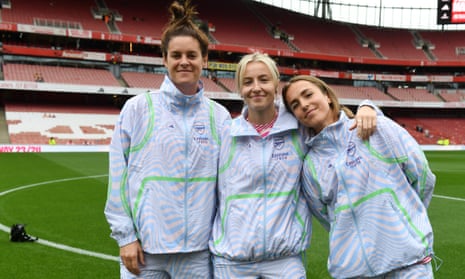 Jen Beattie, alongside Arsenal teammates Leah Williamson and Lia Wälti on the Emirates Stadium pitch