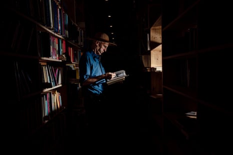 Robert Forster exploring Archives Fine Books in Brisbane.