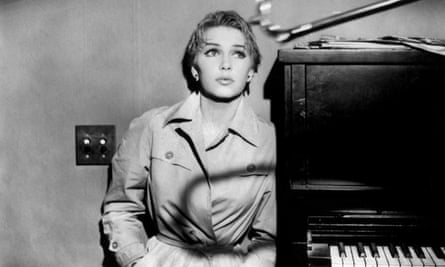 Selalu dalam gaya: trenchcoat telah dikenakan oleh bibi seni yang kaya dan seniman yang sedang berjuang, orang awam dan bintang film - seperti Stella Stevens di lokasi syuting film Too Late Blues tahun 1962.