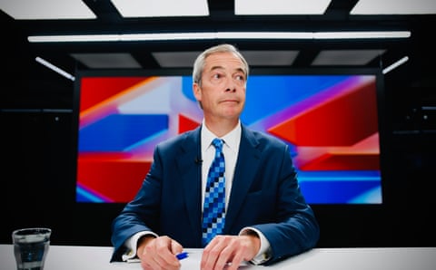 Nigel Farage in the studio presenting his GB News show qhxidiqxkiqduinv