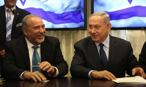 Avigdor Lieberman and Binyamin Netanyahu sign a coalition agreement.