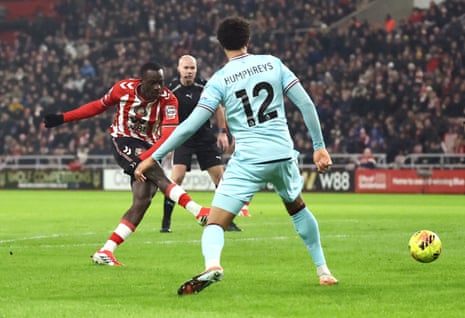 Sunderland's Habib Diarra scores.