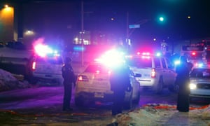 Os policiais estão de guarda perto de uma mesquita depois de um tiroteio na cidade de Québec no domingo.