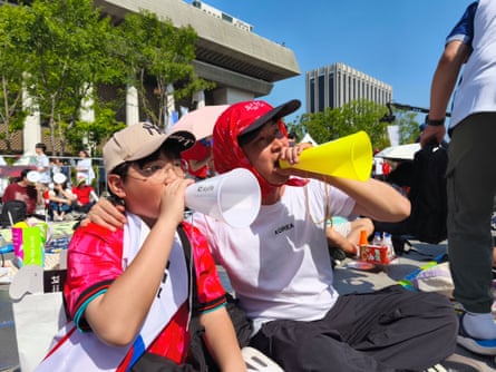 Fans in Seoul watching South Korea’s opening World Cup game against Czechia.