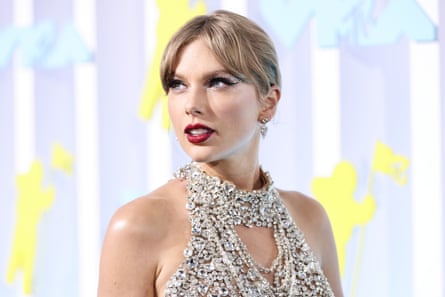 Solo artists such as Taylor Swift dominate the music charts.