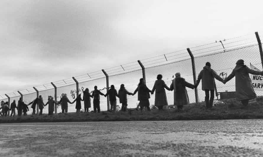Protesters form a ‘chain of peace’ in 1982.