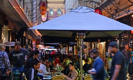 Bars, restaurants and cafes on Degraves Street before the pandemic