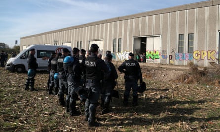 La police se rassemble devant la soirée End of the Rave à Modène, le 31 octobre 2022.