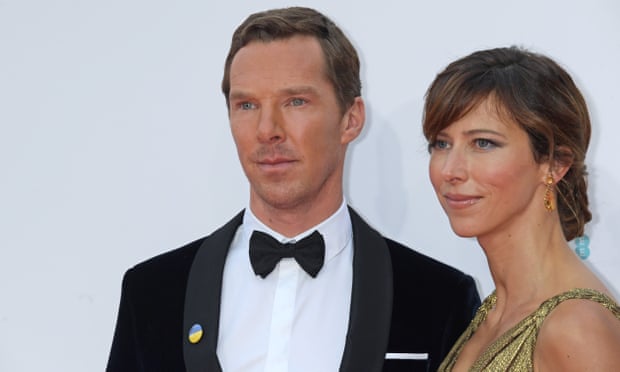 Benedict Cumberbatch, wearing a badge in the colours of Ukraine, with his wife Sophie Hunter before the Baftas ceremony.