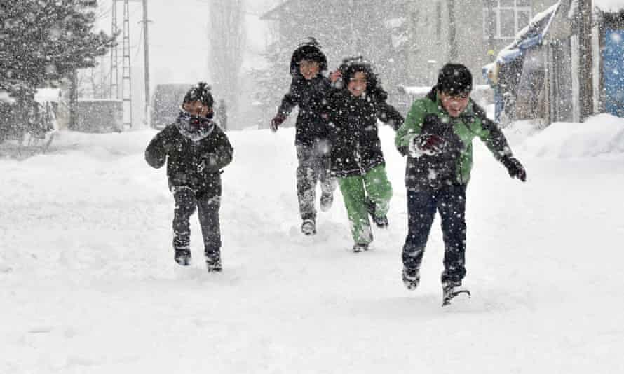 Des enfants jouent dans la neige dans la ville de Kars.