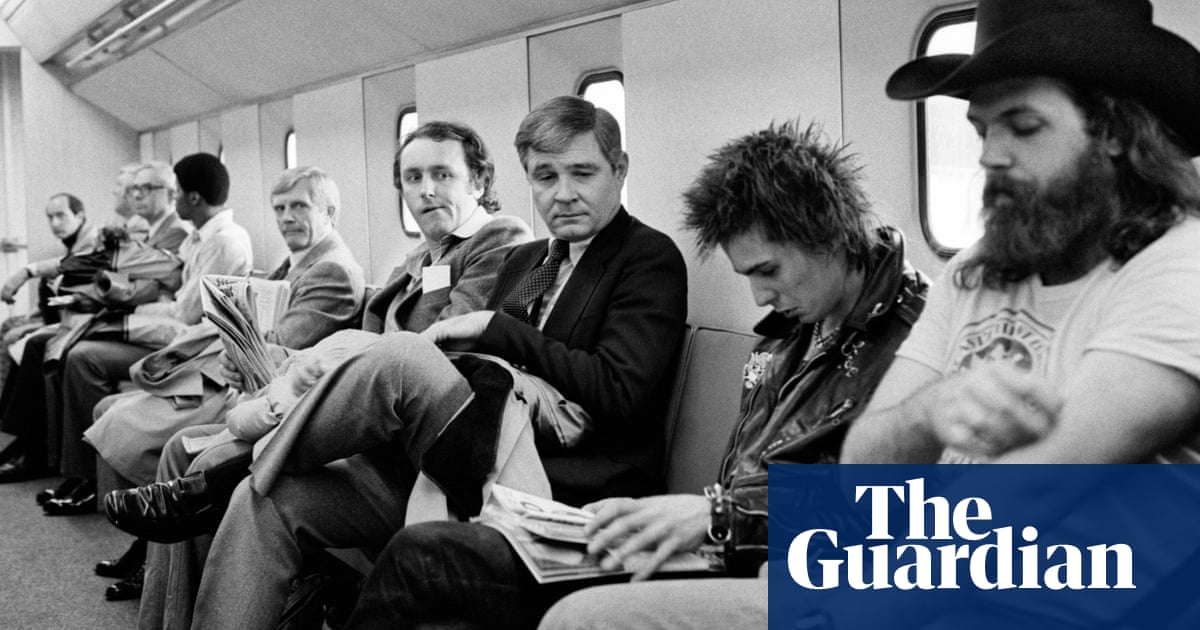 Sid Vicious bleeding from a knife wound, on a bus with Paul Dacre  Bob Gruens best photograph