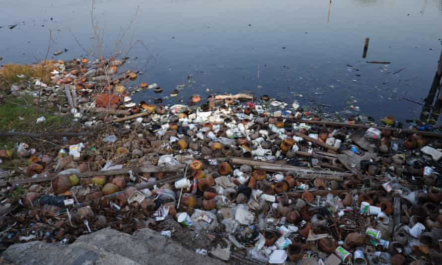 Tumpukan sampah di sekitar Pantai Marunda.