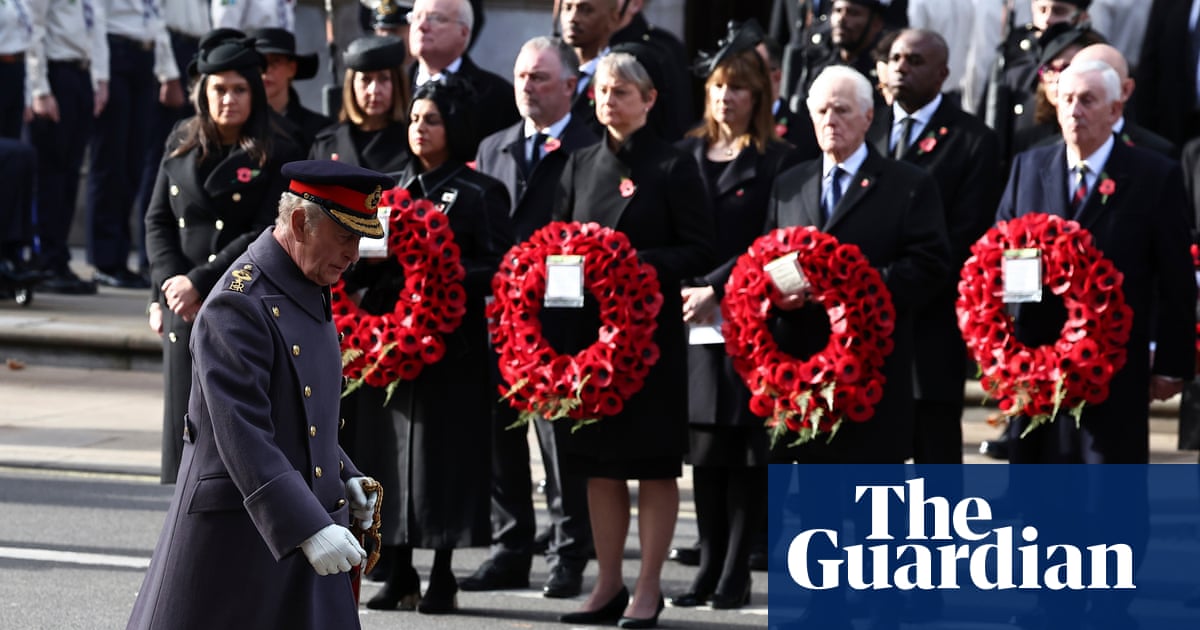 Second world war veterans applauded as king leads Remembrance Sunday tributes