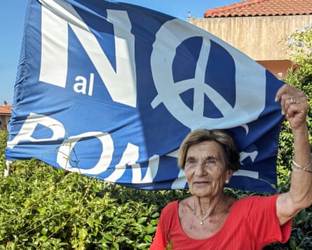 Mariolina De Francesco, a 76-year-old retired university lecturer holding a banner saying no al ponte.