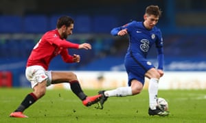 Billy Gilmour of Chelsea on the ball