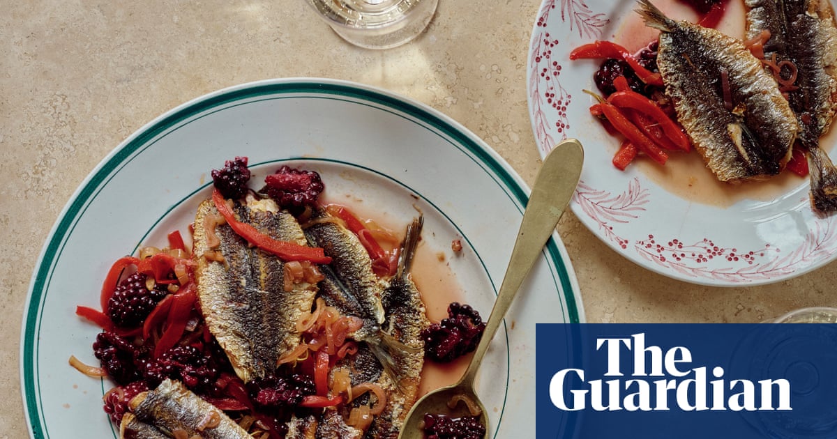 Η συνταγή του José Pizarro για ψητές σαρδέλες με escabeche βατόμουρο