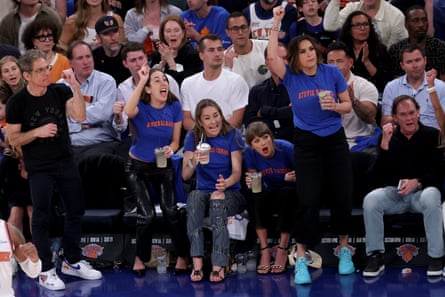 A packed celebrity row including Ben Stiller, Alana Haim, Este Haim, Taylor Swift and Mariska Hargitay react during the Knicks’ fourth-quarter comeback.
