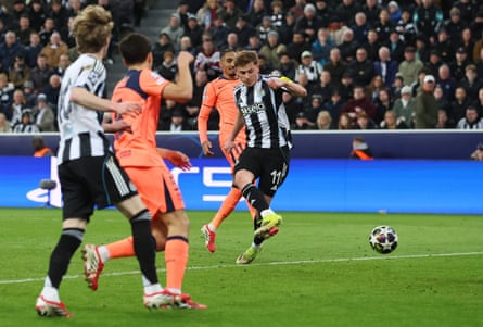 Harvey Barnes gives Newcastle the lead