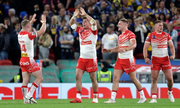 St Helens-spillere viser sin glede etter kampen.