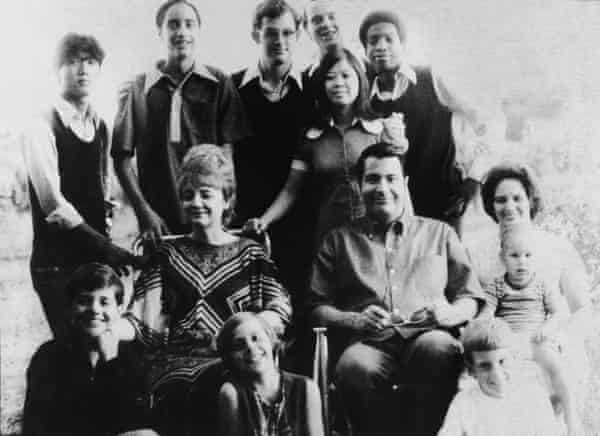 Jim Jones und seine Frau Marceline Jones, sitzend vor ihren Adoptivkindern und neben seiner Schwägerin (rechts) mit ihren drei Kindern, Kalifornien, 1976.