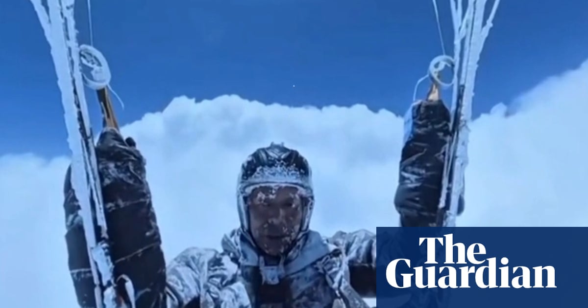 Paraglider survives accidental 8,000-metre-high flight in China – video