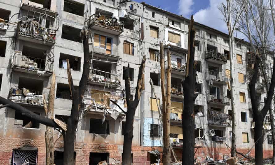 Edificios residenciales dañados por bombardeos en Kramatorsk, Ucrania.