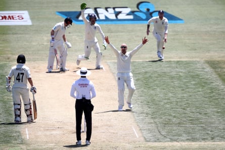 Jack Leach fait un appel IPB contre Henry Nicholls lors de la troisième journée du premier test à Bay Oval en 2019
