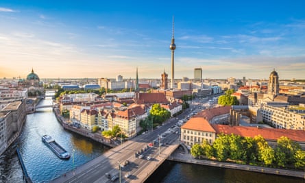 Horizon de Berlin avec la rivière Spree au coucher du soleil, AllemagneVue aérienne de l'horizon de Berlin avec la célèbre tour de télévision et la rivière Spree dans la belle lumière du soir au coucher du soleil, Allemagne.