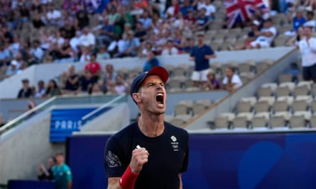 Andy Murray pumping his fist and shouting