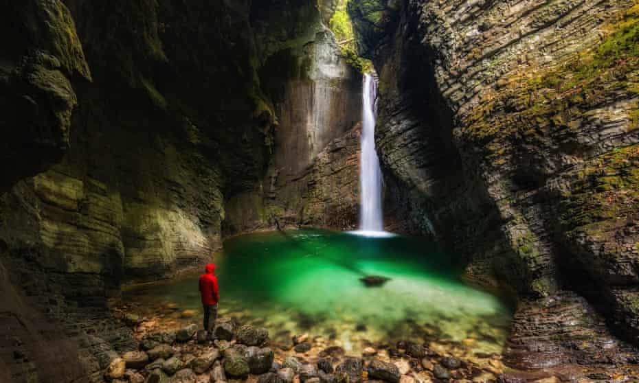 Hombre delante de la cascada de Kozjak, valle de Soca, Eslovenia.