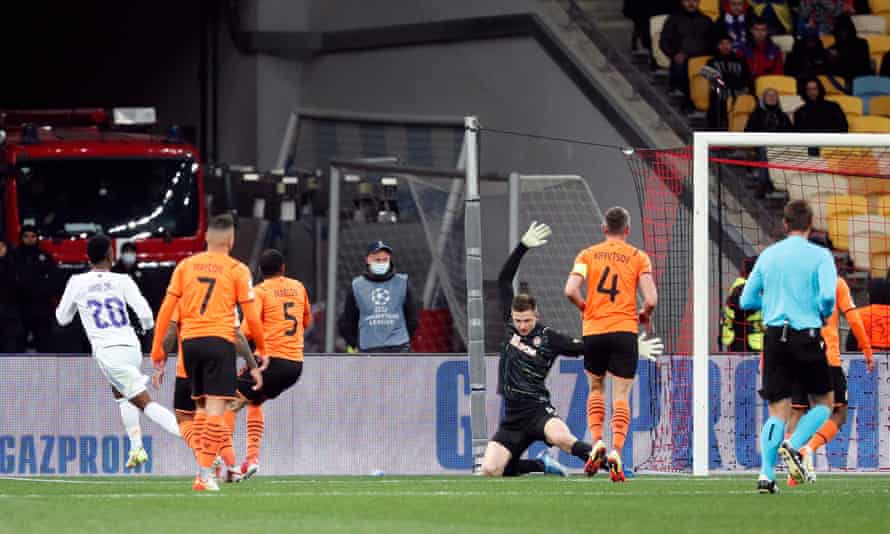 Vinícius Júnior produced two superb finishes as Real Madrid thrashed Shakhtar Donetsk in Kyiv.