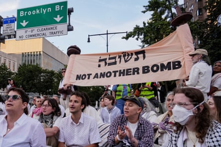 People participating in the Yizkor ritual for Yom Kippur – the holiest day in the Jewish calendar – block the Brooklyn Bridge on 2 October 2025 to protest against Israel’s military action in Gaza.