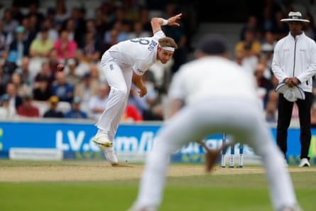 Stuart Broad bowls at the Oval
