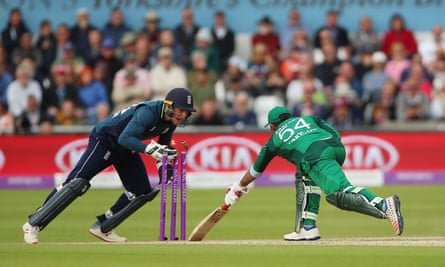 جوس باتلر انگلیسی در جریان ODI 2019 در هدینگلی به سرفراز احمد پاکستانی ضربه می زند.
