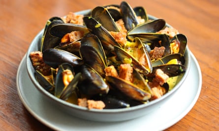 Pot filled steamed Shetland mussels on plate