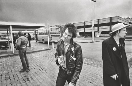 Black and white photograph of Sid Vicious and Johnny Rotten of The Sex Pistols standing at a bus station