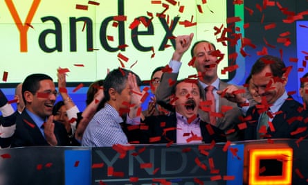 La corte holandesa se pone del lado de los ocupantes ilegales de la mansión rusa afectada por las sanciones 3 El fundador y director ejecutivo de Yandex, Arkady Volozh (al frente, segundo a la derecha), celebra cuando Yandex cotiza en la bolsa Nasdaq de Nueva York, mayo de 2011.