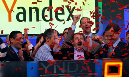 El fundador y director ejecutivo de Yandex, Arkady Volozh (al frente, segundo a la derecha), celebra cuando Yandex cotiza en la bolsa Nasdaq de Nueva York, mayo de 2011.