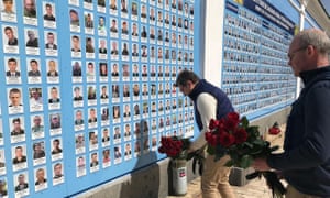 Ukrainian foreign minister Dmytro Kuleba, left, and his Irish counterpart, Simon Coveney (right), lay flowers at a memorial wall to those Ukrainians killed Russia’s war on the country, in Kyiv on Thursday.